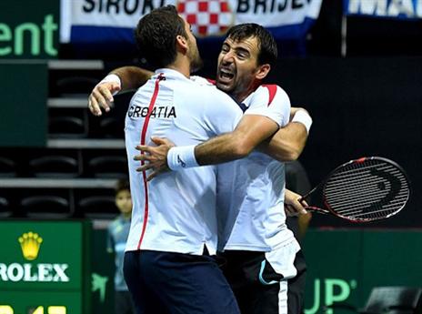 הקרואטים רחוקים ניצחון אחד מגמר. צ'יליץ' ודודיג (getty)