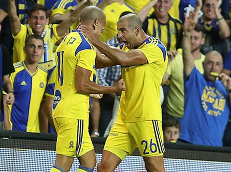 במעמד צד אחד. מכבי פירקה את הפועל (צילום: אלן שיבר)