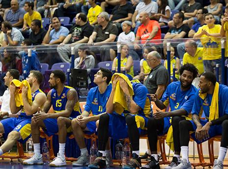 כולם שותפים בהצגה. ספסל מכבי (עודד קרני)