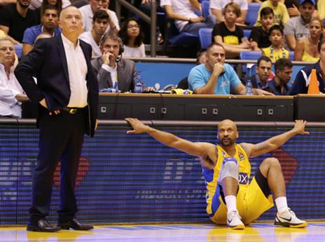 השחקנים שלו ממשיכים להיפצע. אדלשטיין (אלן שיבר)