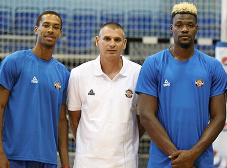 אדריאן עם גורקה. עשוי להיות הלהיט של הליגה (אלן שיבר)