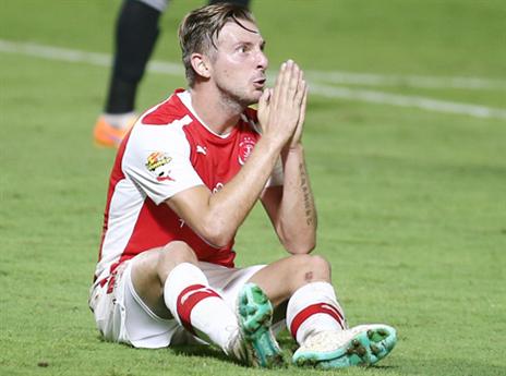 שוקל את צעדיו. אנטל (אלן שיבר)