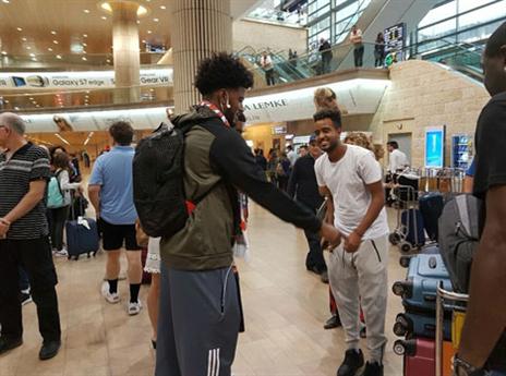 "הראש שלי נמצא רק פה". דוסון בשדה התעופה