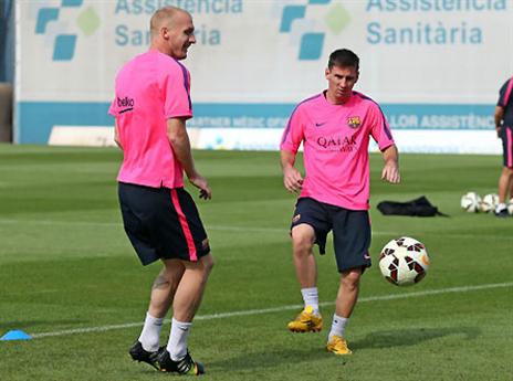 מתיה עם מסי. כאב ראש בהגנה ללואיס אנריקה (Getty)