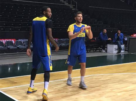 "כולם רוצים לשחק". מקל ו-ווימס בקובנה (באדיבות עמוד האינסטגרם של מכבי ת"א)