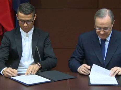 חותם על החוזה לצד הנשיא פרס (צילום מסך טוויטר)