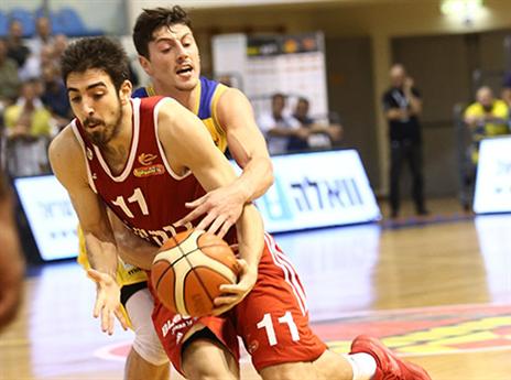 נראה חסר מוטיבציה על הפרקט. טימור (דני מרון)