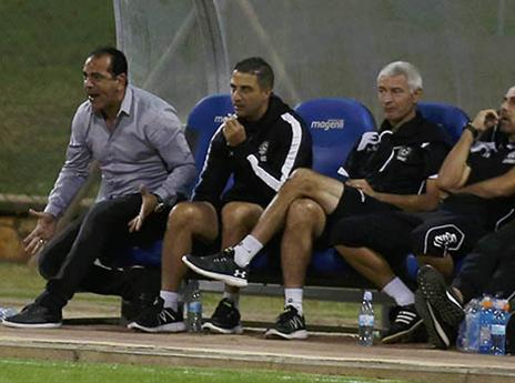 רפואה מתוסכל על הספסל (צילום: אלן שיבר)