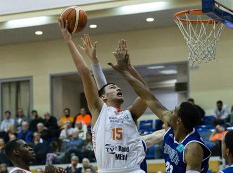 מתקשה מול ההגנה הפינית. לוי (צילום: מכבי ראשל"צ)