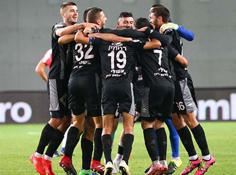 אושר גדול ברעננה אחרי הניצחון על ב"ש (צילום: דני מרון)