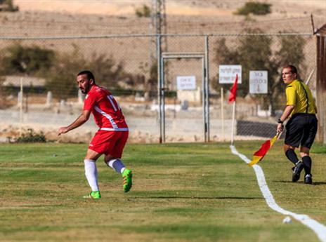 כר דשא שעל שיפוע. מושב תומר (יוסי סוריק)