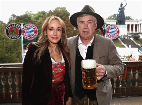 אנצ'לוטי עם אשתו. יוביל את באיירן לארץ המובטחת - זכייה באלופות? (Getty)