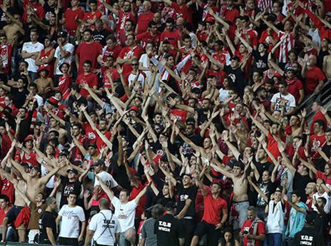 מתפללים. אוהדי הפועל ת"א (אלן שיבר)