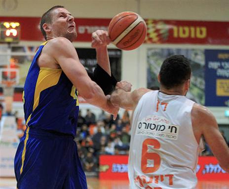 נוצא את עצמו תחת בגאצקיס. אייברסון (אלן שיבר)