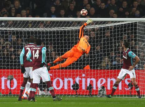 אדריאן מתעופף. העצירות שלו השאירו את ווסטהאם במשחק (Getty)