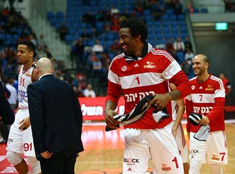 האדומים חגגו בארנה. סטודמאייר (אודי ציטיאט, מנהלת הליגה)