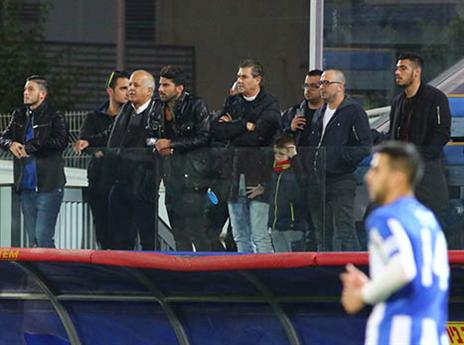 אבי לוזון ופ"ת מחכים לבן בסט (לירון מולדובן)