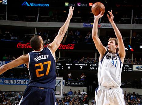 נוביצקי מנסה לקלוע מעל גובר הלילה בדאלאס (getty)