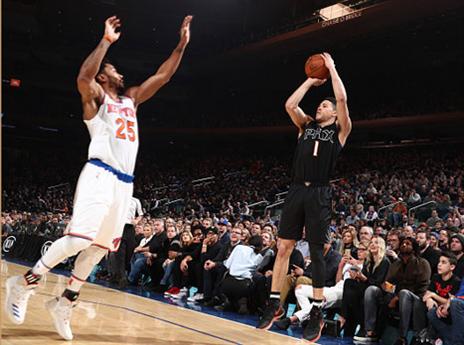 26 נקודות וסל ניצחון. דווין בוקר עולה לסל (getty)