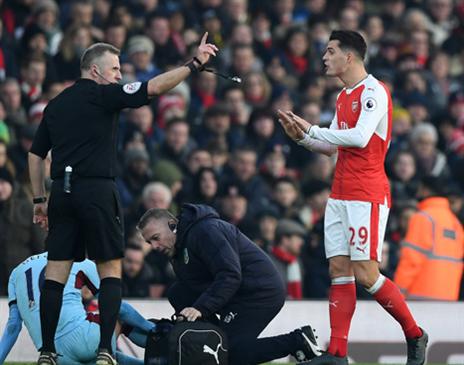 מוס שולח את ג'אקה החוצה. החלטה מוצדקת (Getty)