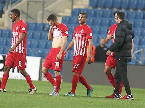 מתרכזים במאבקי ההישרדות בליגה. שחקני הפועל (אלן שיבר)