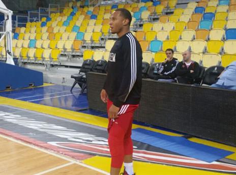 ג'רלס בוחן מקרוב את האולם של גראן קנאריה