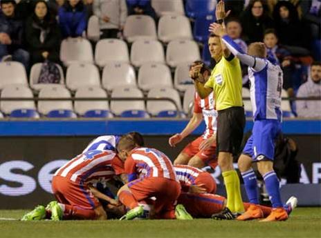 השחקנים נחלצים לעזרתו של טורס (טוויטר)