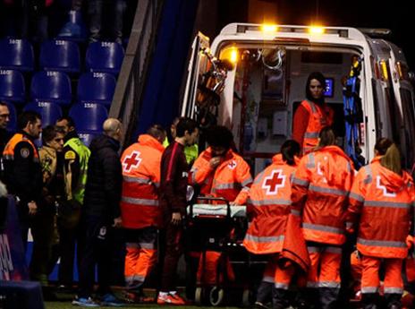 תמונה קשה. טורס מפונה לבית החולים (getty)