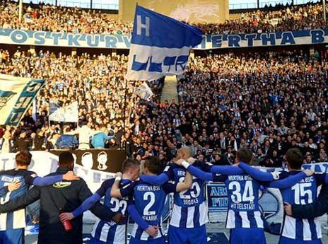 עצרו את דורטמונד. שחקני הרטה חוגגים עם הקהל (Getty)