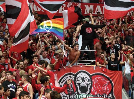 היו שם לאורך כל הדרך. גם מחוץ לאולם בוולנסיה. אוהדי י-ם (אלן שיבר)