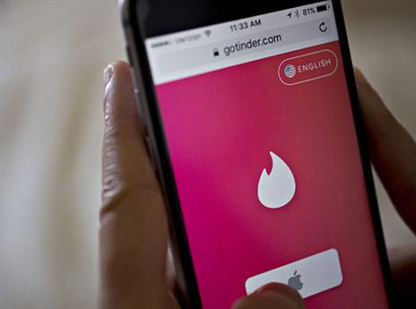 "השחקנים מוצאים פרטנר בעזרת הטינדר" (Getty)