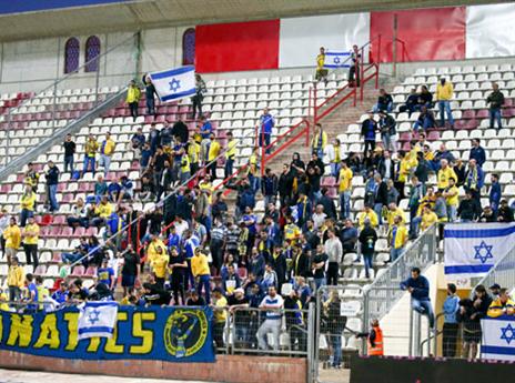 נזרק דגל מהיציע של מכבי ת"א (דני מרון)