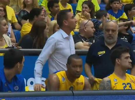 גאודלוק על הספסל אחרי החילוף