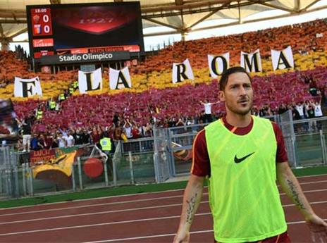 "הוא רומא". קבלת הפנים של האוהדים לטוטי (טוויטר)