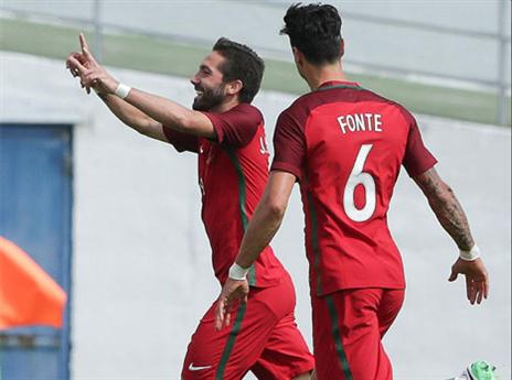 שתי בעיטות חופשיות זהות. מוטיניו (Twitter)