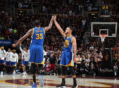 הובילו יחד את הקאמבק במשחק 3. קרי ודוראנט (getty)