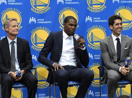 דוראנט מוצג לצד קר ומאיירס. החלטה שהביאה ביקורת, אך השתלמה (Getty)