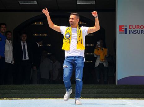 קניוק נכנס למגרש לקול תשואות הקהל (האתר הרשמי)