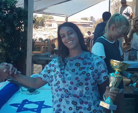 הדר הלר עם הגביע (איגוד השייט בישראל)