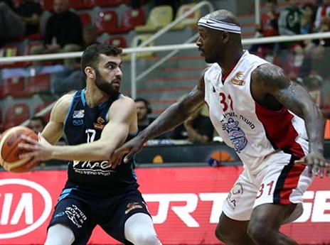 בשיחות עם העולה החדשה. שרון (מנהלת הליגה)