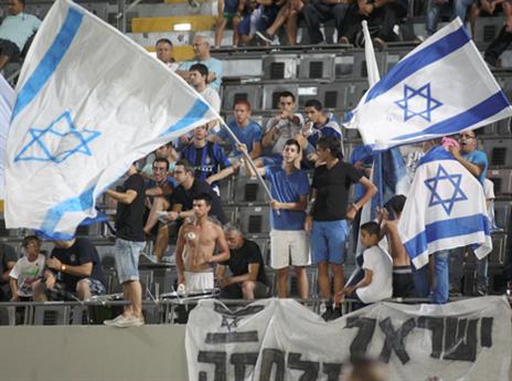 מחכים להם בעכו. אוהדי הנבחרת (אלן שיבר)