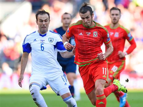 "מנסה לתת הכל לנבחרת". נאתכו מול בייל (getty)