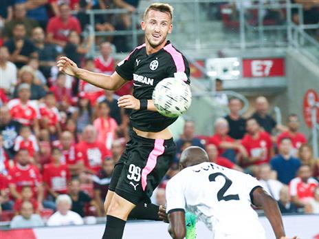 עדיין לא נכנס לעניינים. פקהארט (דני מרון)