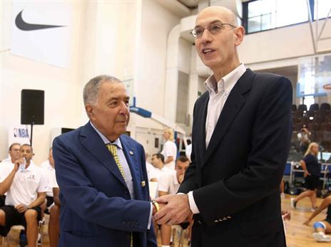 סילבר עם שמעון מזרחי. "יש לנו בישראל אוהדים נאמנים להפליא" (אלן שיבר)