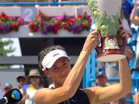 מוגורוסה מניפה גביע. ממשיכה בכושר הנהדר