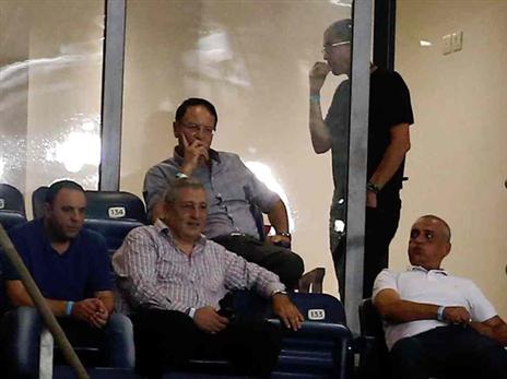 "תלוי בי איפה אשב". כהן