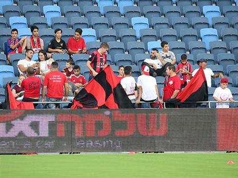 אוהדי הפועל חיפה. חוזרים למגרשים (יוסי שקל)