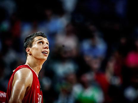 לוצ'יץ' נתן לסרביה קצת אוויר ברבע השלישי, בדרך לקאמבק גדול (פיב"א)