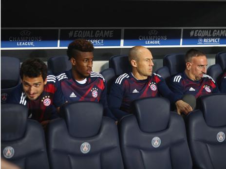 יותר מדי פרצופים מאוכזבים על הספסל של באיירן (getty)