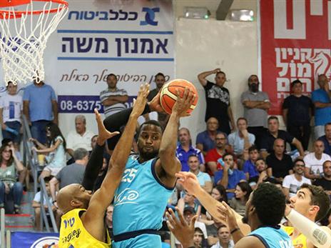 טאקר. "משהו עובר עליו" (מנהלת הליגה)